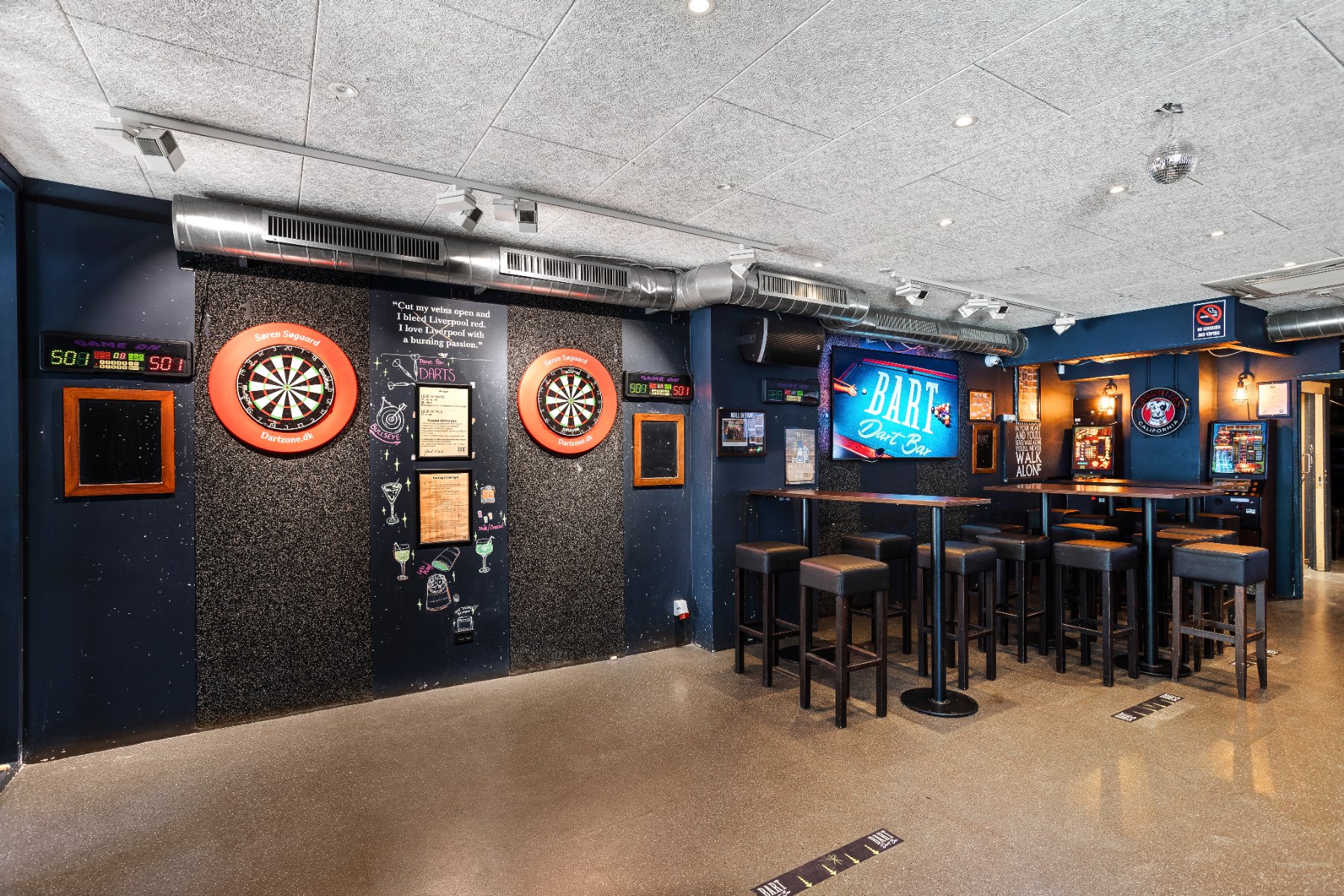 Dartskiver og storskærm hos BART i Herning